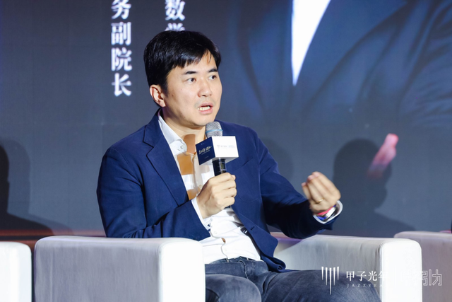 2000+人次 70余位大咖辩AI下半场，2025甲子引力年终盛典圆满落幕