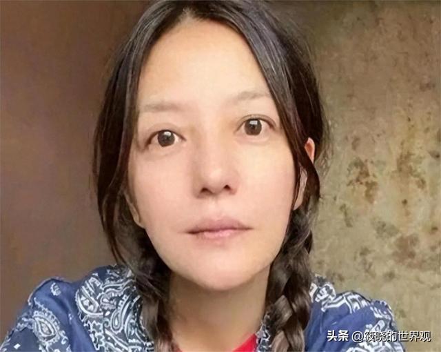 婚姻事业全“泡汤”，沉寂4年后，赵薇罕见露面吃席，面相全变了