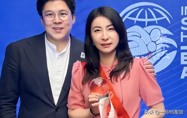 恩爱23年抵不过残酷现实，73岁梁锦松衰老萎缩 47岁伏明霞绚烂如花