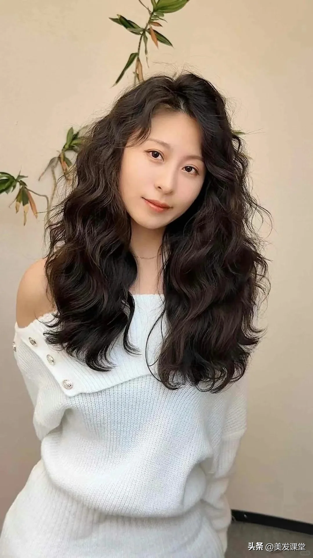 三种很流行的女生烫发发型， 慵懒蓬松很优雅，极具高级感