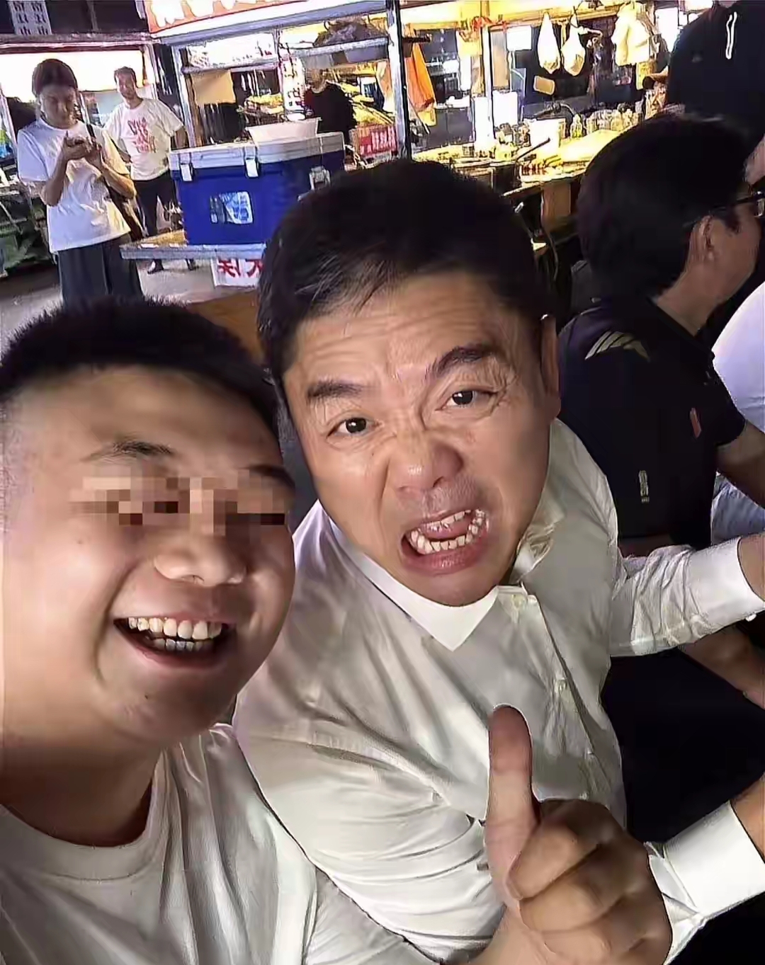 刘强东凌晨现身老家夜市 塑料碗喝酒(接地气到让人忘了他是身价百亿的老板) 刘强东凌晨现身老家夜市 塑料碗喝酒(接地气到让人忘了他是身价百亿的老板)