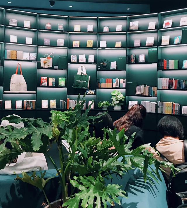 淘书逛展、夜游夜市、盖章打卡……上海书展的快乐，弥漫在整座城市→