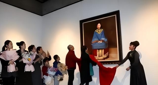 这就是陕西女首富周莹的样貌，并非演员扮演，货真价实的珍贵画像