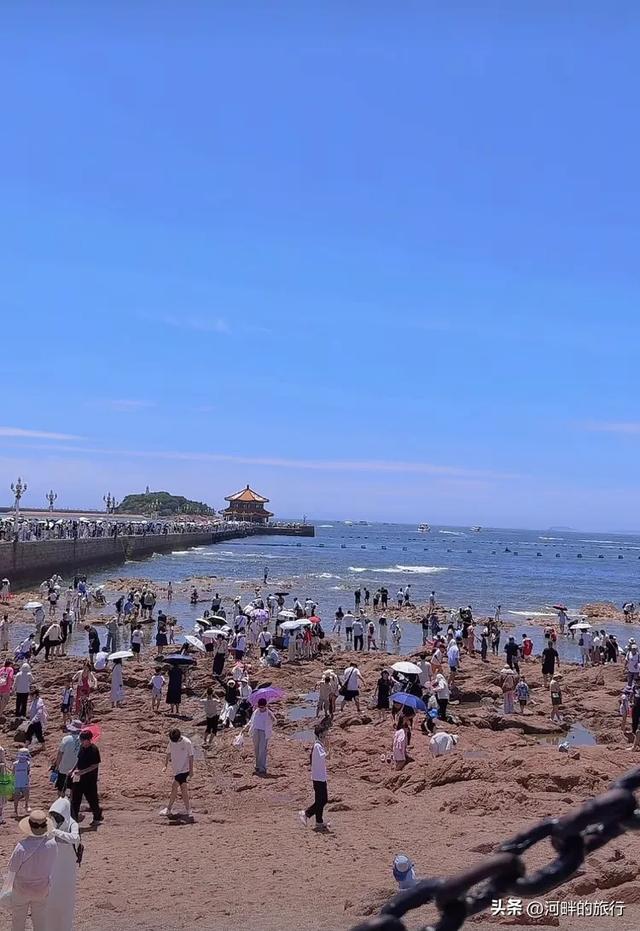 青岛栈桥 夏天来玩的人多