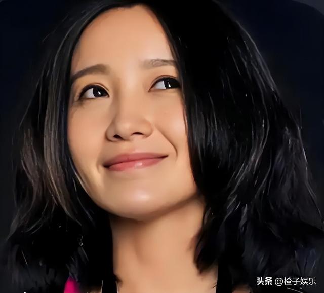 她连上5次春晚，私下却和恩师同居怀孕被骗流产，今57岁依然单身