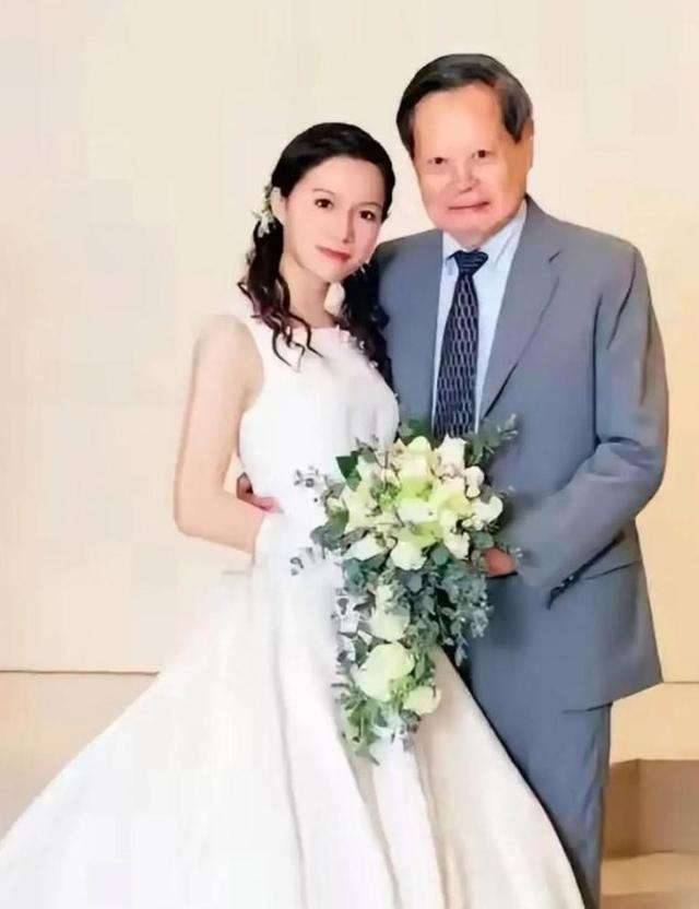 2021年，99岁杨振宁与72岁岳母罕见出镜，北京家中留影，翁帆胖了