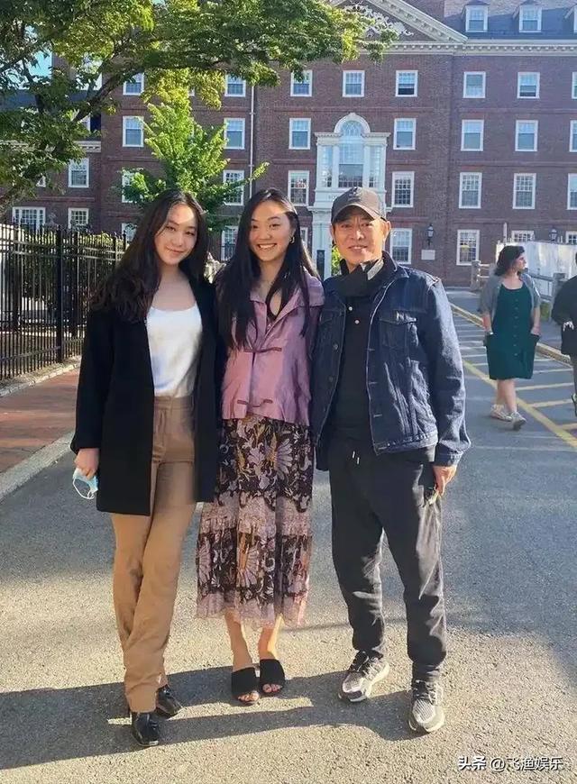 李连杰二女儿李苔蜜五官精致，清丽脱俗，长得漂亮也像李连杰