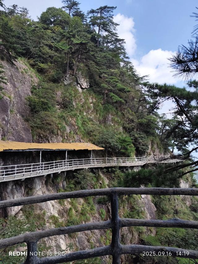看明堂山⛰️万米高空玻璃栈道！悬崖天路！人间仙境！