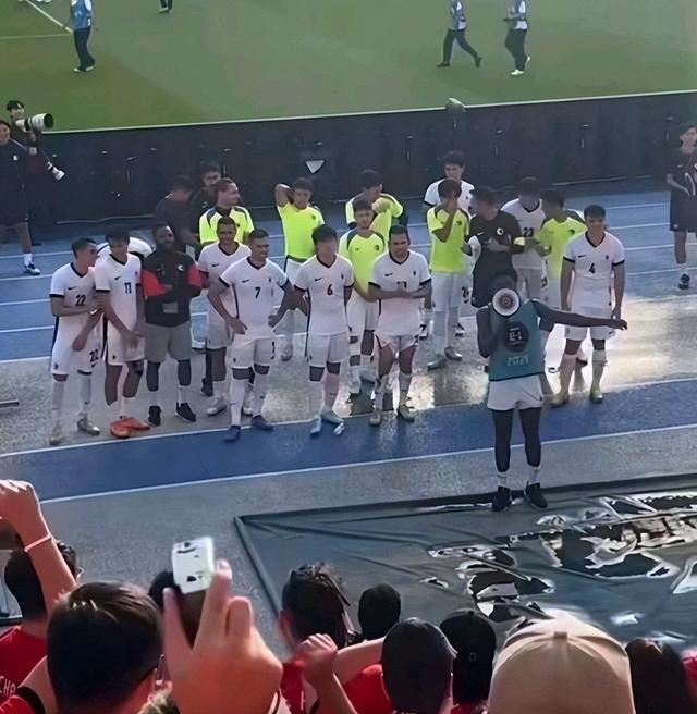 拿天价合同，却公然辱华，签约不到48小时就被封杀，实在大快人心
