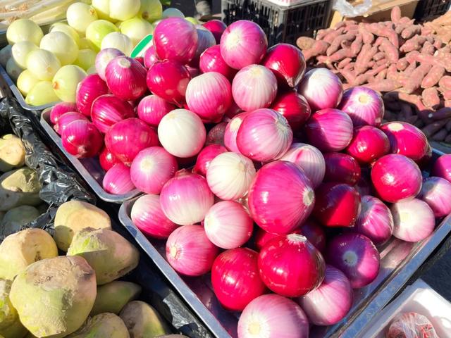 秋色满筐 早市上的色彩交响