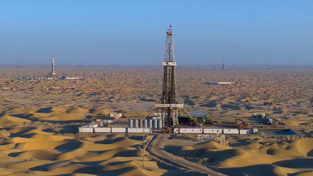 方圆200公里被黄沙覆盖，中国最大沙漠中，为何会有一座2万人小镇