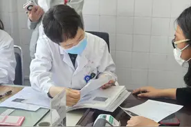 别慌！孕期出现褐色分泌物，不一定是流产的前兆！图片