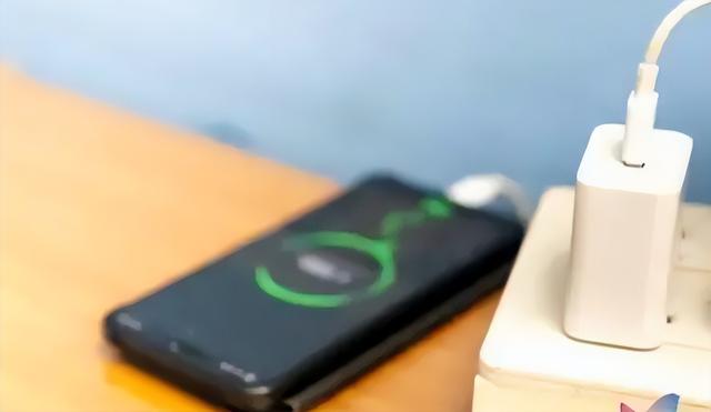 充电时，先插手机还是充电器？方法错误手机坏得快