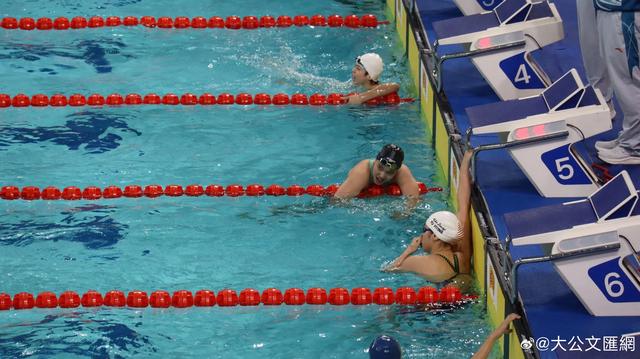 《13岁小孩姐杀疯了!全运会泳池上演"奥特曼打怪兽"名场面》