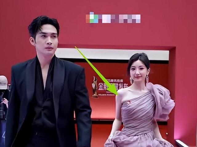 海南红毯好俗，毛晓彤挤出副乳，张萌深V不怕走光，宋茜胸骨凸出