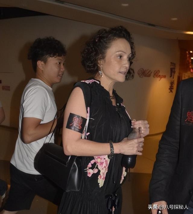 她是张柏芝妈妈，50岁时还演三级片，曾大骂谢霆锋全家人都是戏子