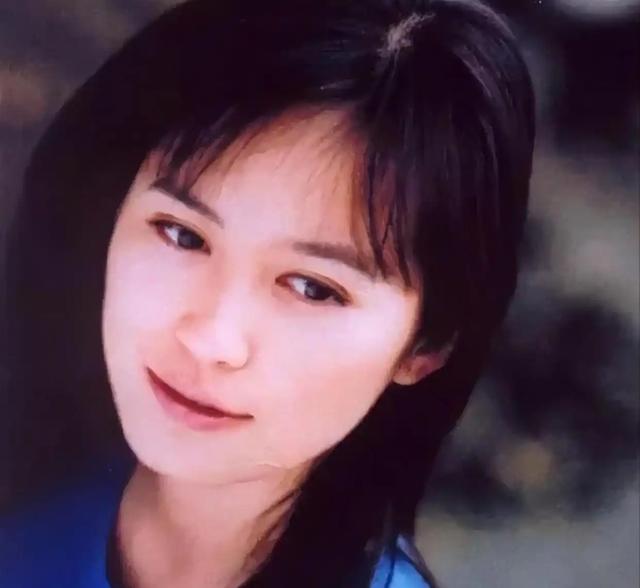 至今未婚未育，身边却有男人陪了近20年！54岁的她才是人间通透