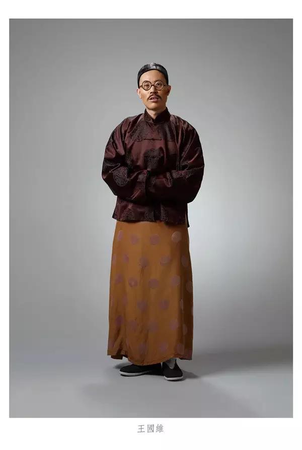 一位摄影师，使用大画幅相机，为100年前的人拍摄“肖像”
