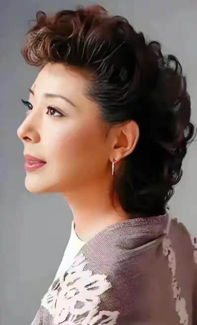 国家一级演员 女中音歌唱家 关牧村