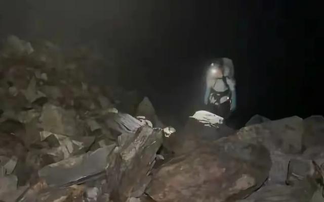 太贵了?10个藏民把受伤女孩抬下山,收费6万上热搜,网友炸锅!