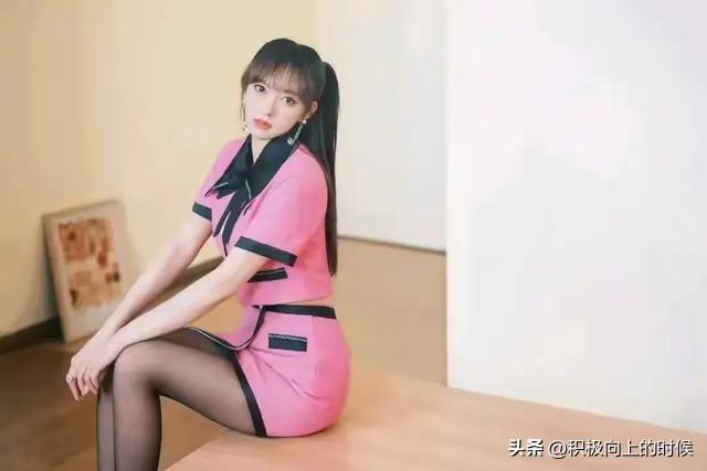 黑丝粉红女郎｜程潇