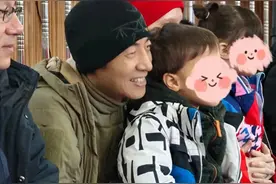 撒贝宁一家四口现身新疆，夫妻俩皮肤一个略显黝黑，一个白到发光图片