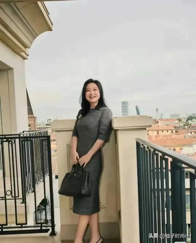 贾玲现在的样子，既精神又美丽，一身穿出优雅富婆的感觉