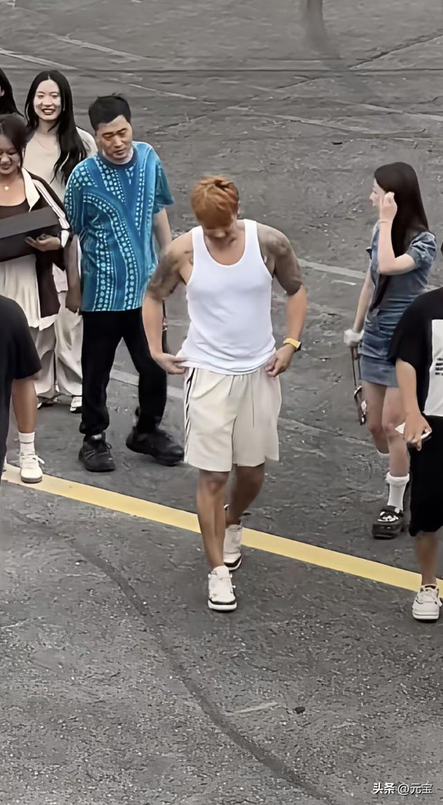 黄子韬这身材比例 庞大的身躯 估计是婚后发福了 有点山东大汉的感觉