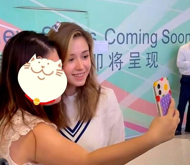 K宝来北京了！大夏天她穿厚毛衣，一头金发披散下来，像仙女一样