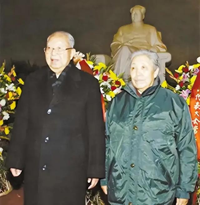 她15岁入党，18岁和主席成亲	，如今仍健在，却几乎不出来露面