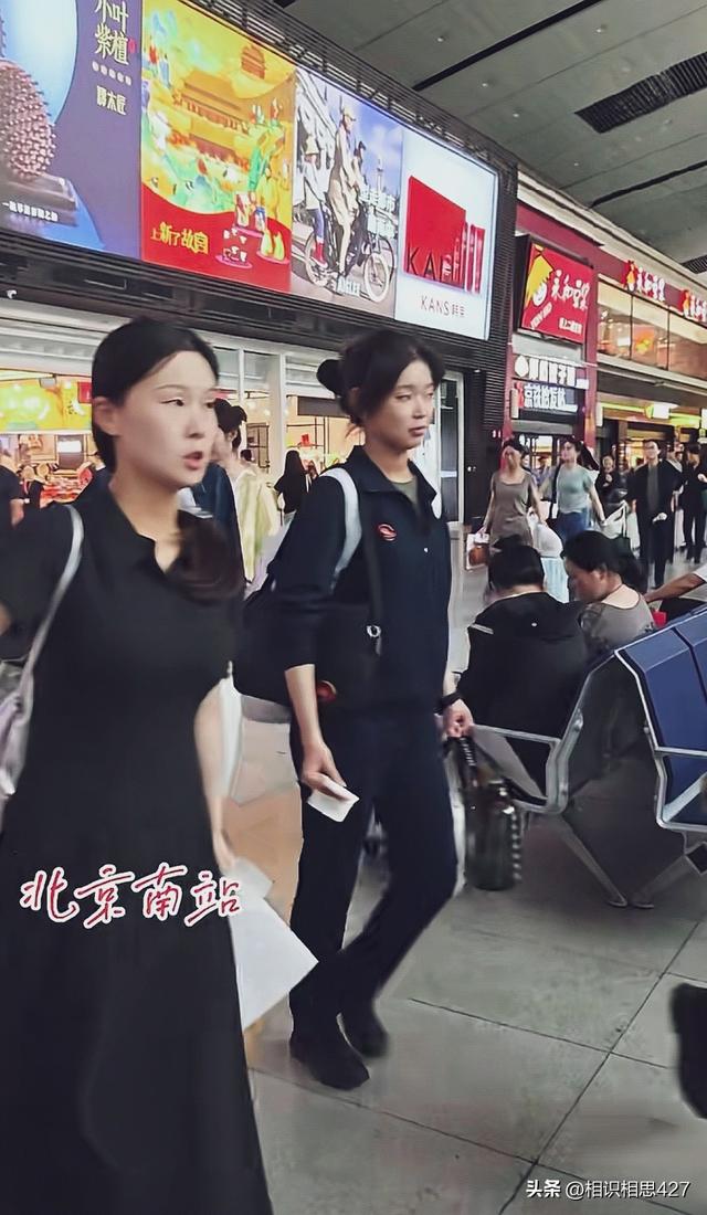 女民兵拉着五颜六色拉杆箱返程，阅兵靴子没来得及换，穿衣很时尚