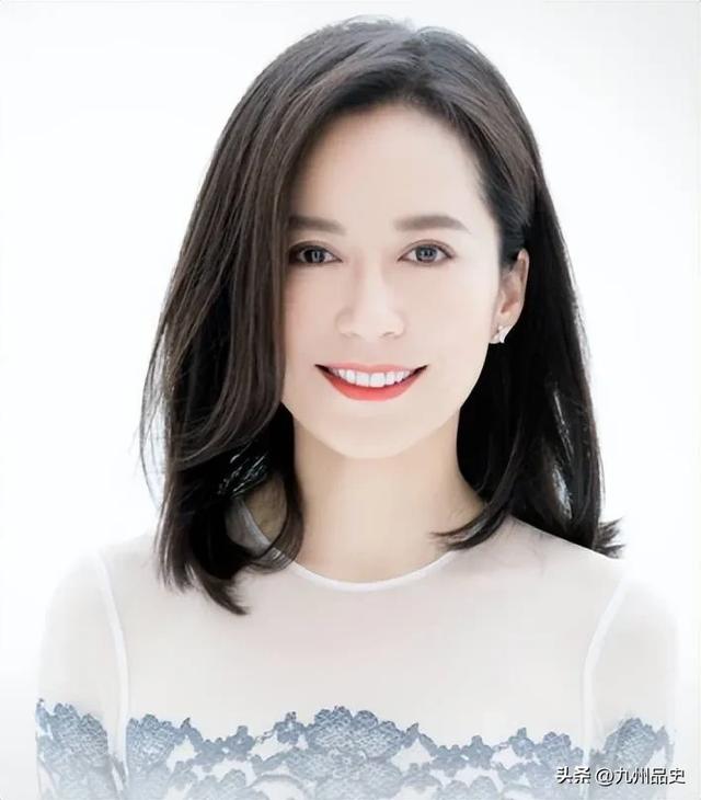 至今未婚未育，身边却有男人陪了近20年！54岁的她才是真人间清醒