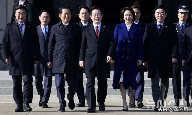 被59岁韩国第一夫人惊艳到！穿蓝大衣访问北京	，皮肤白皙越活越美