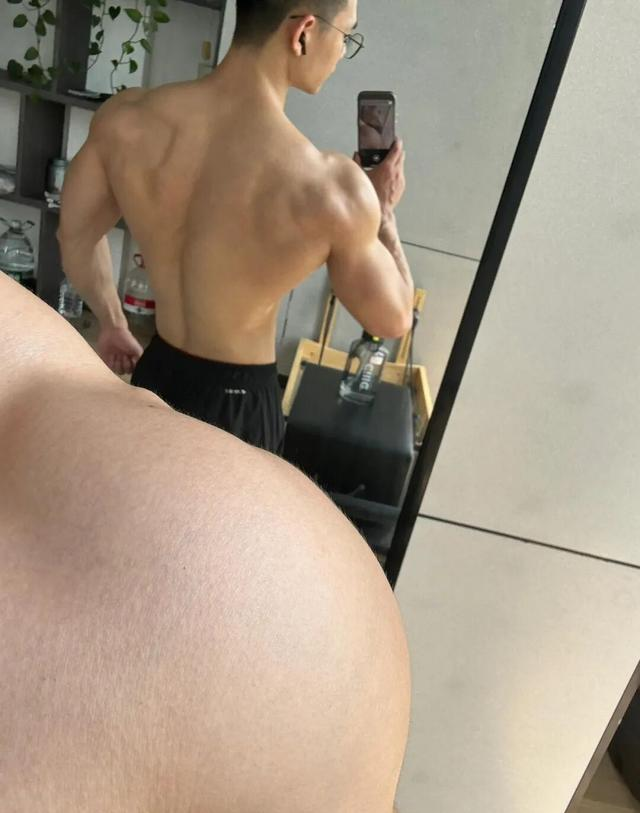 26岁北京自由健身教练，晒泵感肌肉	，这身材可以制霸健身房了