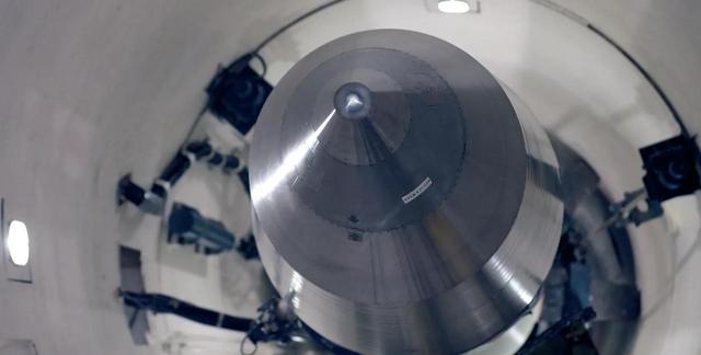 出大事！美国亮杀手锏：F-35搭载核弹起飞，毒刀已伸到中俄脖子下