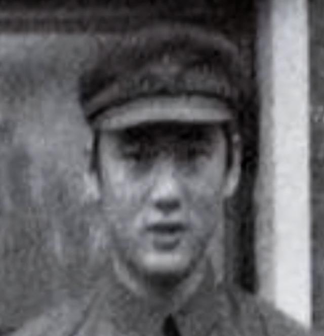 李鹏总理儿媳罕见留影，五官端正长相大气，爷爷功勋卓著比肩元帅