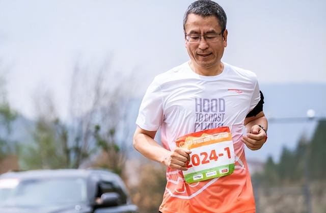 白岩松建议有效？张水华笑着官宣参加元旦全马，这次至少调休一周