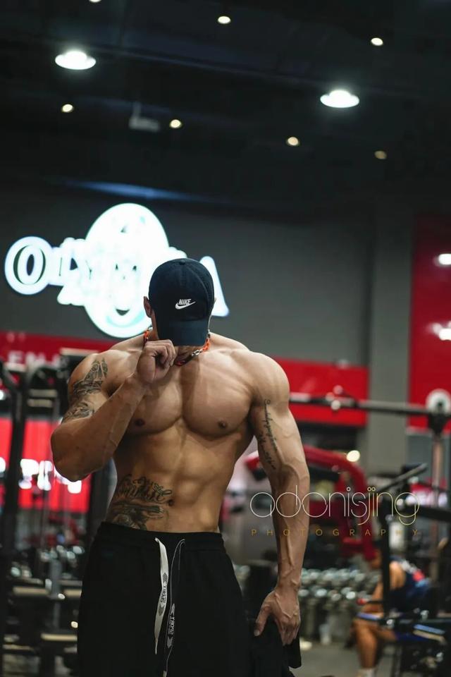 身高187的健身肌肉男网红，野外写真秀身材颜值，简直绝绝子