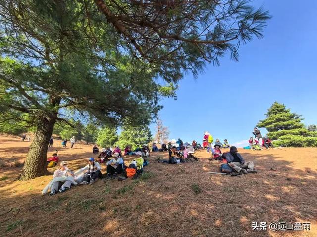 新年登高、祈愿美好,攀登富民金铜盆山,我们用徒步迎接2026