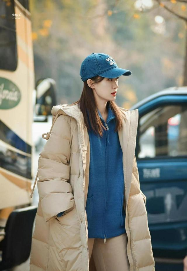 看了张小斐穿搭，我悟了：羽绒服不配牛仔裤、短靴，才更高级时髦