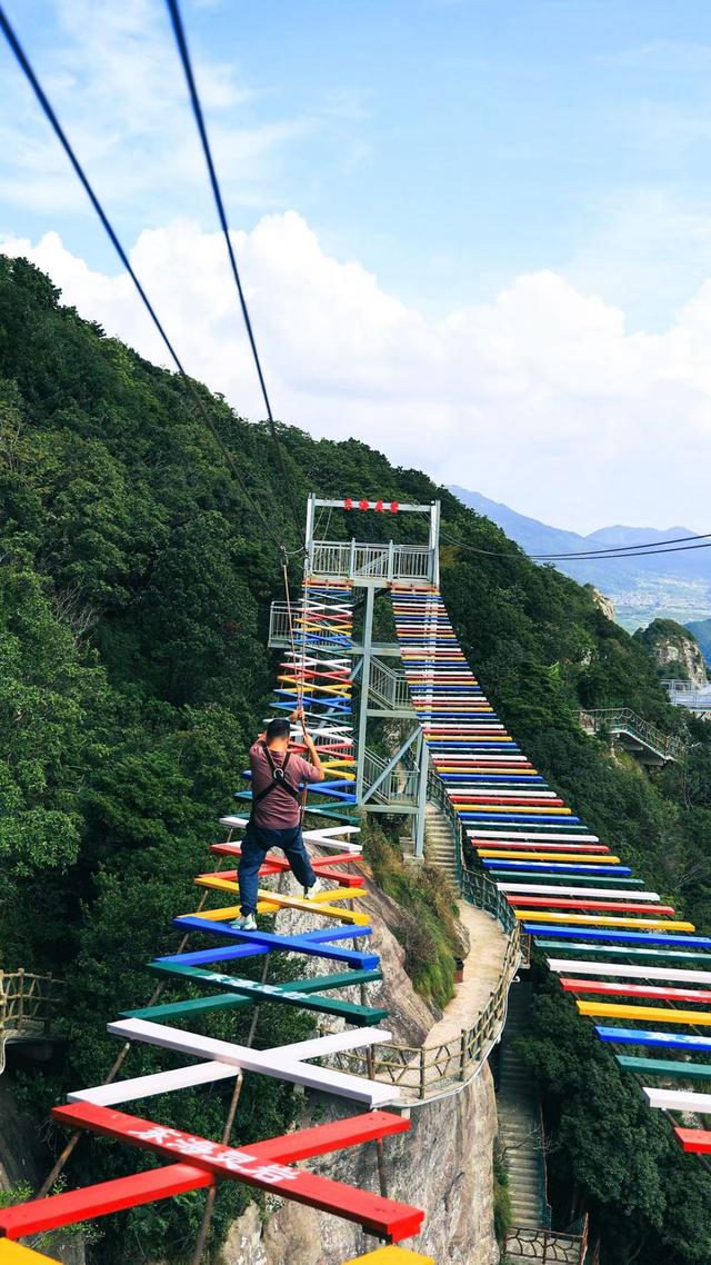 宁波灵岩山上，一座现实版“天空之城”