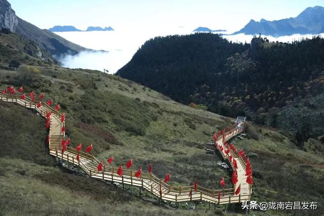 国庆登雷古山：红染群山处 云海伴咖啡