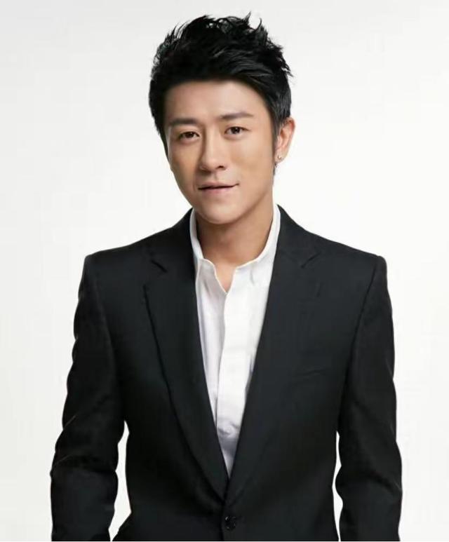 亲妈、干妈都是名导，20年捧不红的他，娶妻改名后，突然火遍全网