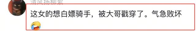 闹大了！女子为一碗面踢烂店主的门，被带走时哭了，店主拒不和解