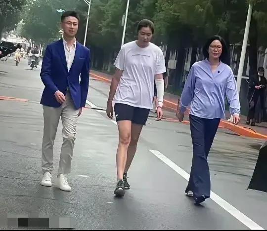 郎平朱婷现身北京师大一起央视邵圣懿 朱婷很美 高挑身材走路很威风