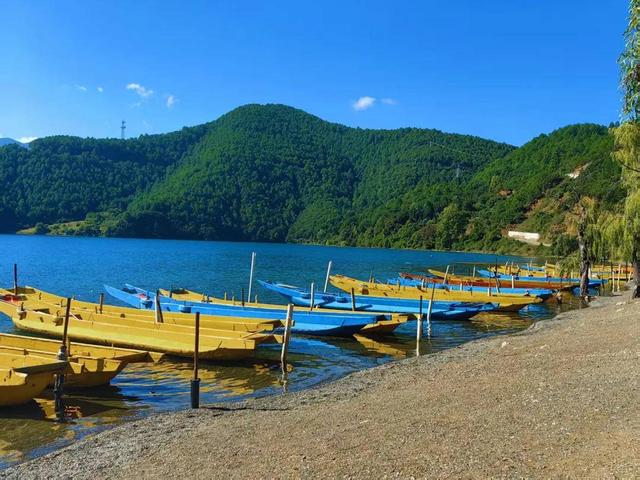 一念湖水，一念人间！在泸沽湖的湖光山色里，寻一场摩梭风情梦