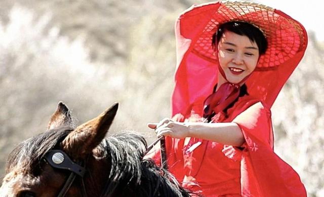 戏都不演了！贺娇龙离世仅9天，离谱的事发生，吴京	、成龙都躺枪