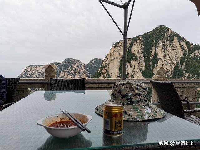 惊呆了！男子登顶华山直接先做十大碗。