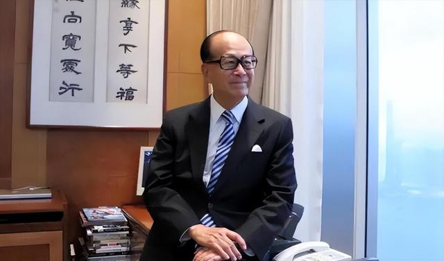 2909亿身家有何用？97岁的李嘉诚无力回天，两个60岁儿子已成心病