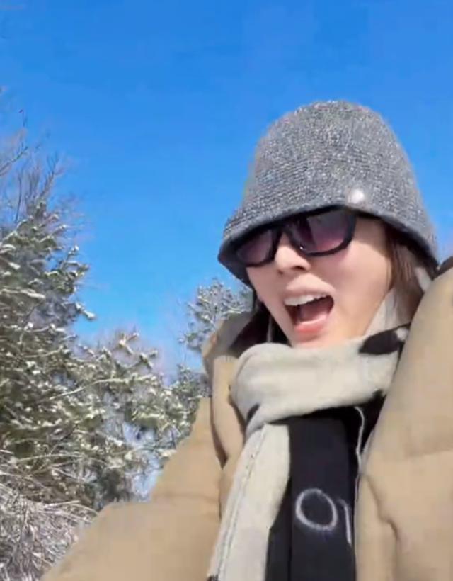 李思思夫妇别墅区玩雪，北大老公用锹当爬犁拉着她玩，好恩爱